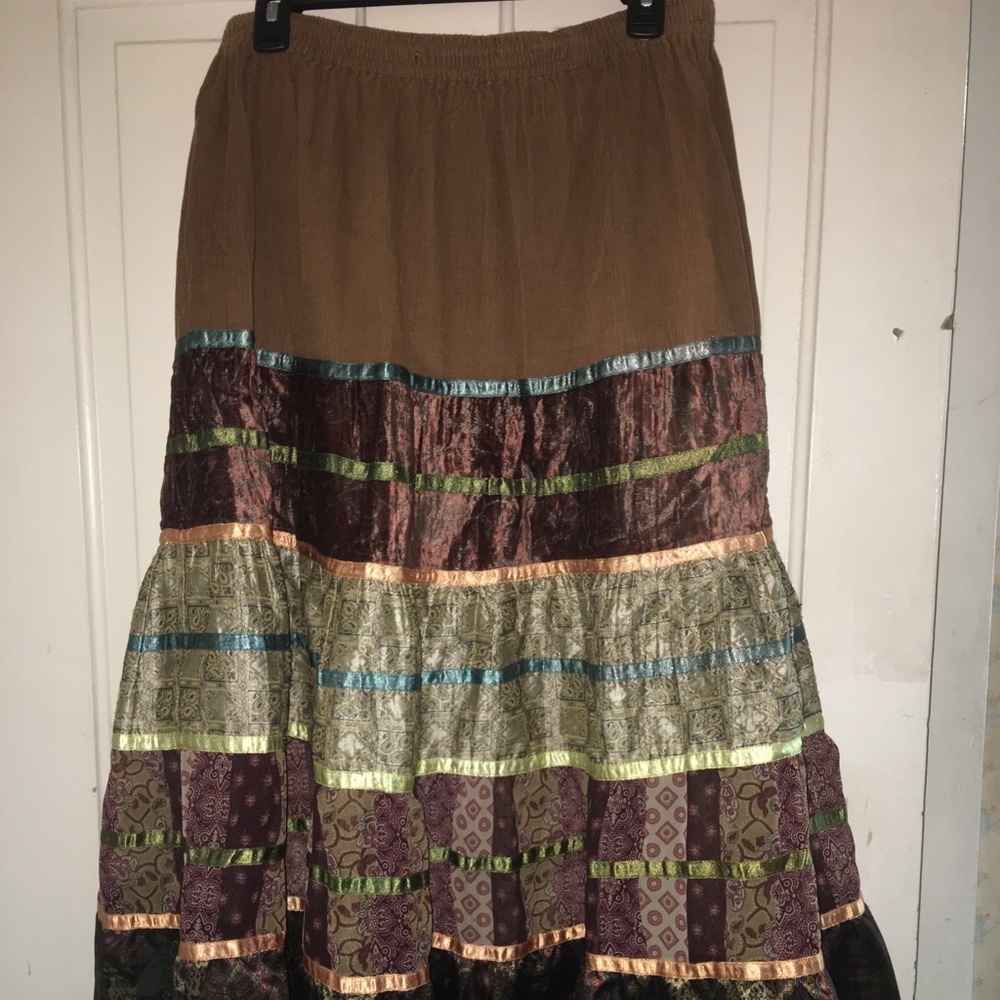 Full length skirt w/ elastic waistband- size small